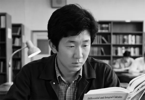 大学の図書館で勉強する大橋直久